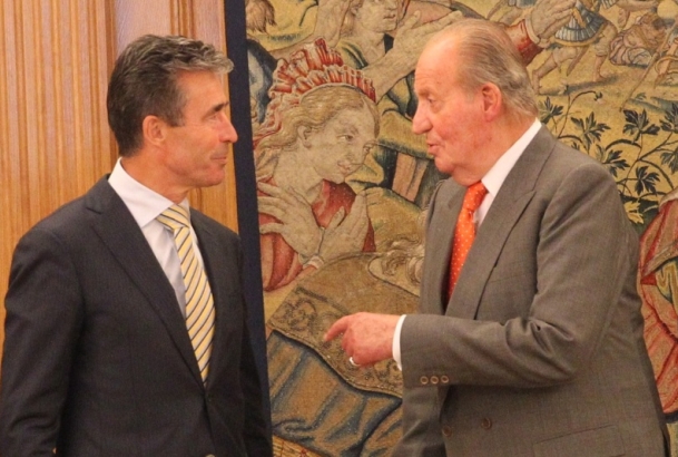Su Majestad el Rey conversa con el Secretario General de la OTAN, Sr. Anders Fogh Rasmussen 